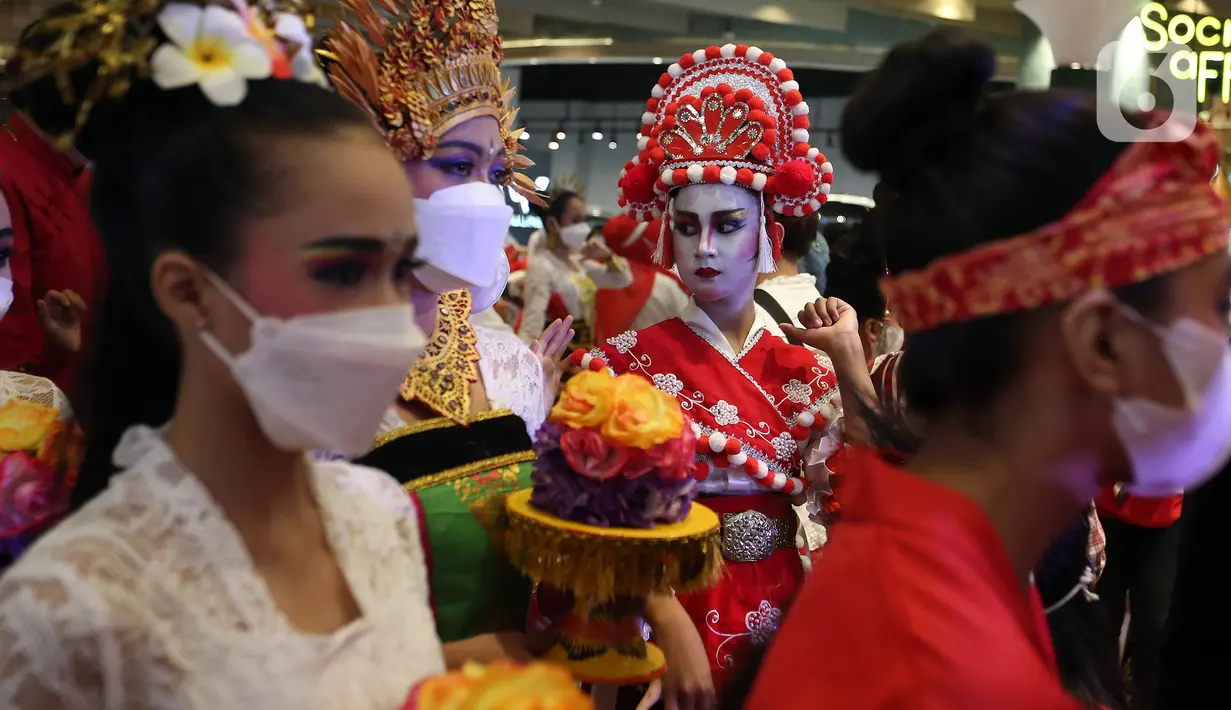 Sejumlah penari dari Yayasan Belantara Budaya Indonesia melakukan flashmob tarian daerah dalam acara bertemakan "Tunjukkan Indonesiamu" di Jakarta, Rabu (17/8/2022). Sebanyak 277 penari berkebaya merah putih menampilkan 17 tarian daerah yang bertujuan untuk  memperingati Hari Kemerdekaan ke-77 RI sekaligus sebagai bentuk gerakan dukungan Kebaya Goes to UNESCO.  (Liputan6.com/Johan Tallo)