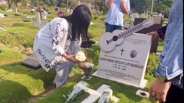 Mutia Ayu Rawat Makam Glenn Fredly