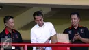 Presiden Joko Widodo (tengah) melakukan pahatan pertama trophy Turnamen Piala Presiden 2015 di Stadion Kapten I Wayan Dipta, Gianyar, Bali, Minggu (30/8/2015). 16 tim ambil bagian di turnamen yang digelar di empat kota. (Liputan6.com/Helmi Fithriansyah)