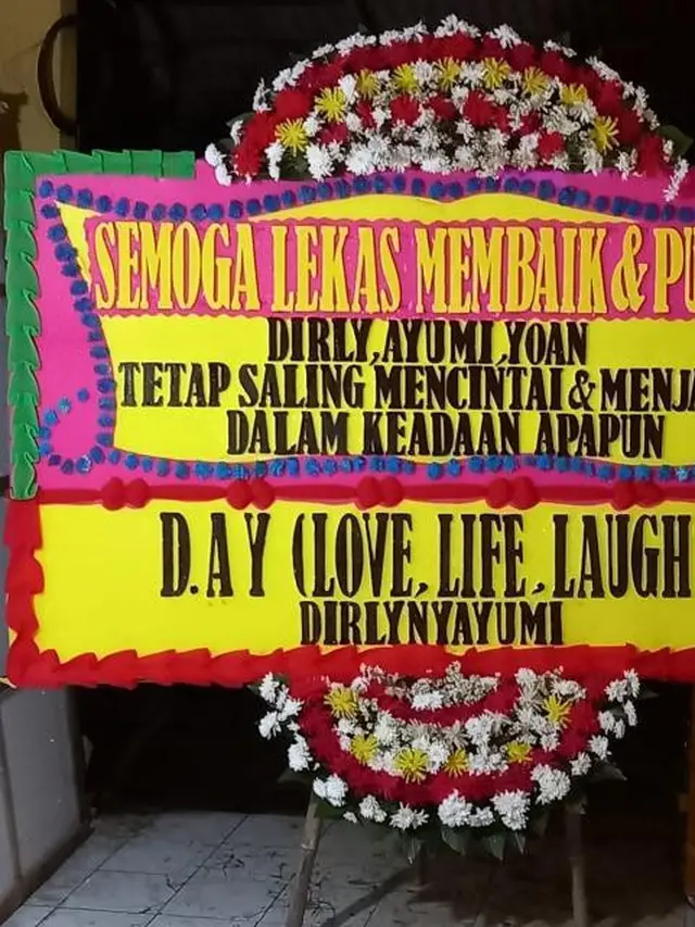 Rangkaian bunga untuk Dealova Rachman.