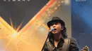 Aksi panggung gitaris Padi Reborn, Piyu saat tampil di Magnificent Seven with Padi Reborn di Avenue of the Stars, Lippo Mall Kemang, Jakarta, Jumat (27/9/2019). Padi Reborn bernostalgia dengan pengunjung dengan membawakan 12 lagu hitsnya. (Kapanlagi.com/Budy Santoso)