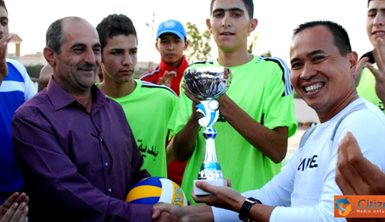 Citizen6, Lebanon: Dansatgas Konga XXIII-F/UNIFIL Letkol Inf Suharto Sudarsono meresmikan penggunaan lapangan bola voli milik masyarakat Gandouriyah, Lebanon Selatan, ditandai oleh penyerahan bola voli dan tropy pada, Minggu (23/9). (Pengirim: Badarudin B