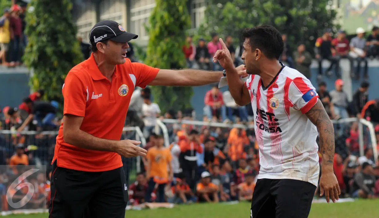 Pelatih Paulo Camargo (kiri) memberi arahan pada penyerang Persija asal Brasil, Rafael Dos Santos Lima saat laga uji coba melawan Barito Putera di Stadion Bea Cukai, Jakarta, Selasa (5/4/2016). Laga berakhir imbang 2-2. (Liputan6.com/Helmi Fithriansyah)