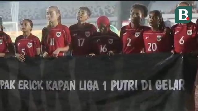 Viral para pemain Timnas Indonesia Putri membentangkan spanduk bertuliskan "Pak Erick kapan Liga 1 putri digelar" setelah melawan Timnas Chinese Taipei Putri.