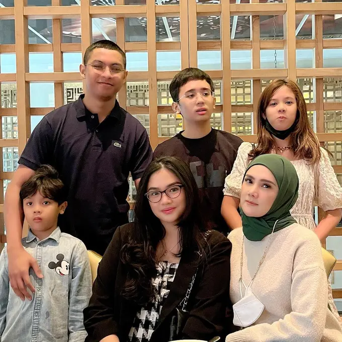 Mulan Jameela bersama anak dan pacar Tiara