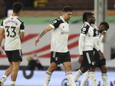 Striker Fulham, Aleksandar Mitrovic (tengah) dan kawan-kawan berjalan meninggalkan lapangan usai dikalahkan Burnley 0-2 dalam laga lanjutan Liga Inggris 2020/2021 pekan ke-35 di Craven Cottage Stadium, London, Senin (10/5/2021). Fulham dipastikan terdegradasi musim depan. (AP/Catherine Ivill/Pool)