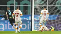 Pemain Inter Milan Edin Dzeko (kiri) mencetak gol ke gawang AS Roma pada pertandingan sepak bola Coppa Italia di Stadion San Siro, Milan, Italia, 8 Februari 2022. Inter Milan menang 2-0. (AP Photo/Antonio Calani)