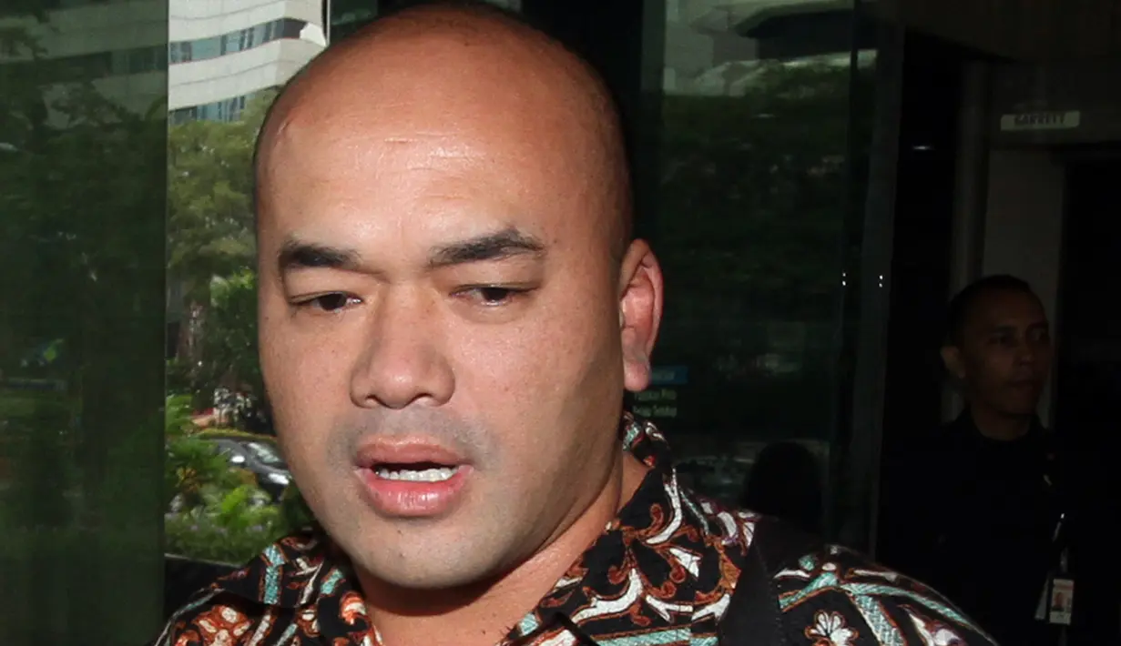 Kepala Dinas Tata Air Pemerintah Provinsi DKI Jakarta Teguh Hendrawan menjawab pertanyaan wartawan usai menjalani pemeriksaan sebagai saksi untuk tersangka Mohamad Sanusi di Gedung KPK, Jakarta, Rabu (13/7). (Liputan6.com/Johan Tallo)