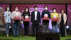 Surya Citra Media (SCM) sebagai pemegang hak siar Piala Dunia 2022 di Indonesia akan mendapat dukungan dari 4 sponsor utama untuk menyiarkan ajang pesta sepak bola empat tahunan terbesar sejagat yang akan berlangsung mulai 21 November hingga 18 Desember 2022 di Qatar. Konferensi pers terkait pengumuman 4 sponsor tersebut, Tokopedia, Gopay, Le Minerale dan Bintang Toedjoe selaku produsen Extra Joss dilakukan di Jakarta, Senin (18/7/2022). (Bola.com/Abdul Aziz)