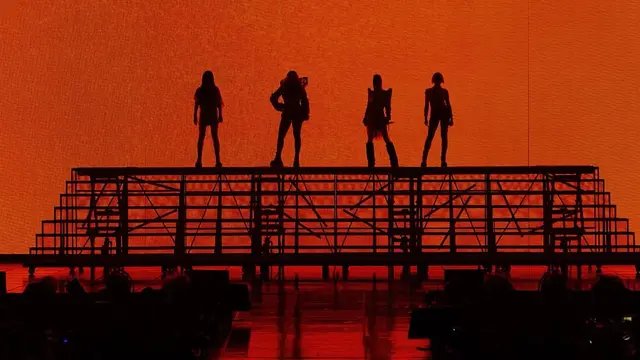 Momen Seru Marion Jola Nonton konser 2NE1 \'Welcome Back\' di Jakarta. (instagram/chaelincl)