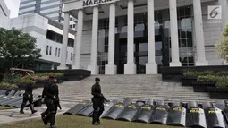 Personel kepolisian saat berjaga di depan Gedung Mahkamah Konstitusi (MK), Jakarta, Rabu (26/6/2019). Kepolisian memperketat penjagaan di sekitar Gedung MK dengan kawat berduri, kendaraan lapis baja, serta ratusan personel. (merdeka.com/Iqbal S. Nugroho)