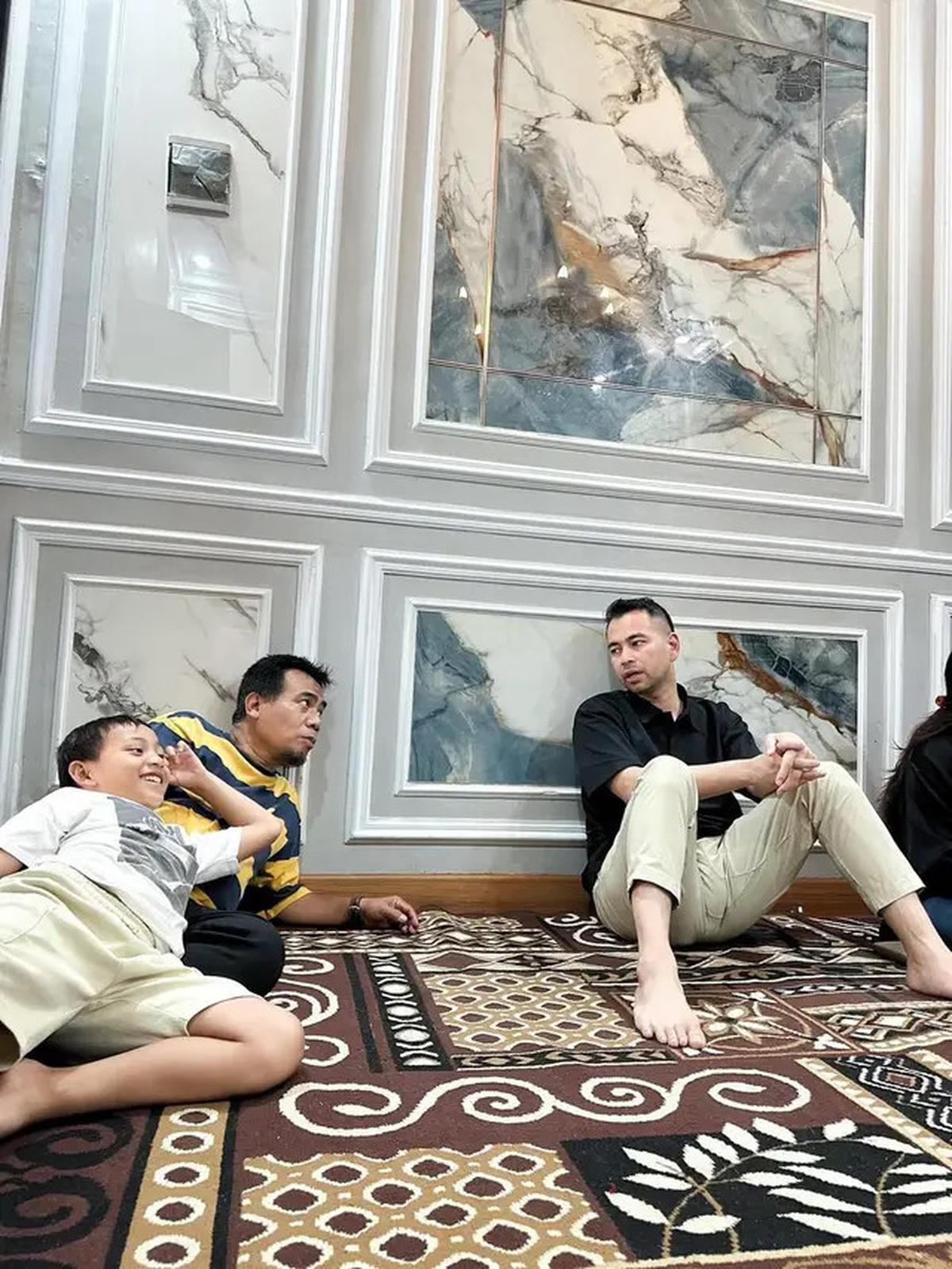 7 Potret Raffi Ahmad ke Rumah Mendiang Mpok Alpa, Kuatkan Suami dan Anak
