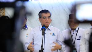 Menaker Yassierli saat memaparkan integrasi kanal Lapor Menaker dalam Rapat Kerja Itjen Kemnaker, Jakarta (11/11/2025). ©Kemnaker.