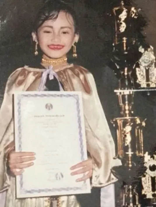 Ini momen ketika Ayu Ting Ting kecil memenangkan sebuah konten. Sedari kecil, perempuan kelahiran 20 Juni 1992 ini sudah cantik menawan. (Foto: Instagram/@ayutingting92)