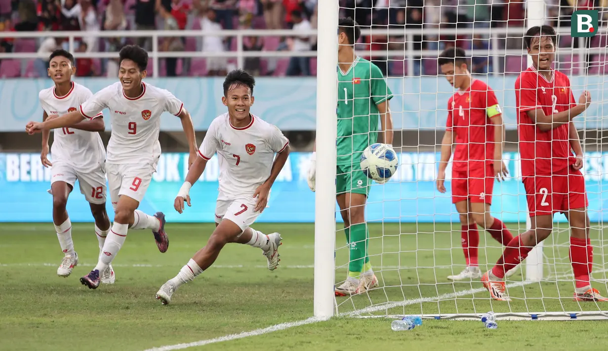 <p>Pemain Timnas Indonesia U-16, Muhamad Zahaby Gholy melakukan selebrasi setelah mencetak gol ke gawang Vietnam pada laga perebutan tempat ketiga Piala AFF U-16 2024 di Stadion Manahan, Solo, Jawa Tengah, Rabu (7/3/2024). (Bola.com/Abdul Aziz)</p>
