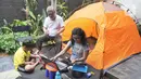 Warga bekerja menggunakan laptop di halaman rumahnya di kawasan Cinere, Depok, Senin (23/3/2020). Imbauan pemerintah untuk bekerja dari rumah atau work from home untuk mencegah penularan virus corona, dimanfaatkan warga dengan beragam aktivitas. (merdeka.com/Arie Basuki)