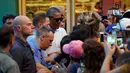 Presiden AS Barack Obama berbincang dengan warga setelah mengantre untuk membeli es serut saat berkunjung ke Island Ice ketika berlibur di Kailua, Hawaii, AS, AS, (24/12). (REUTERS/Kevin Lamarque)