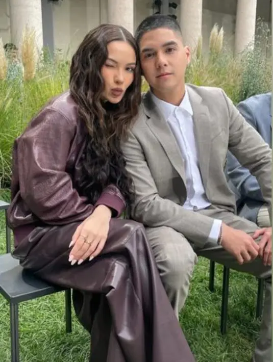 Dengan wajah flawless, Alyssa Daguise selesaikan tampilannya dengan lipstik cokelat keunguan. [@alyssadaguise]