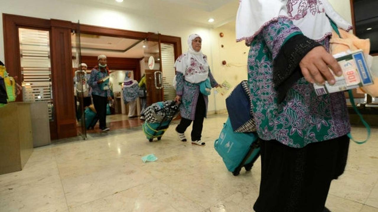 Tiba di Halim, kloter pertama jemaah haji DKI langsung sujud syukur
