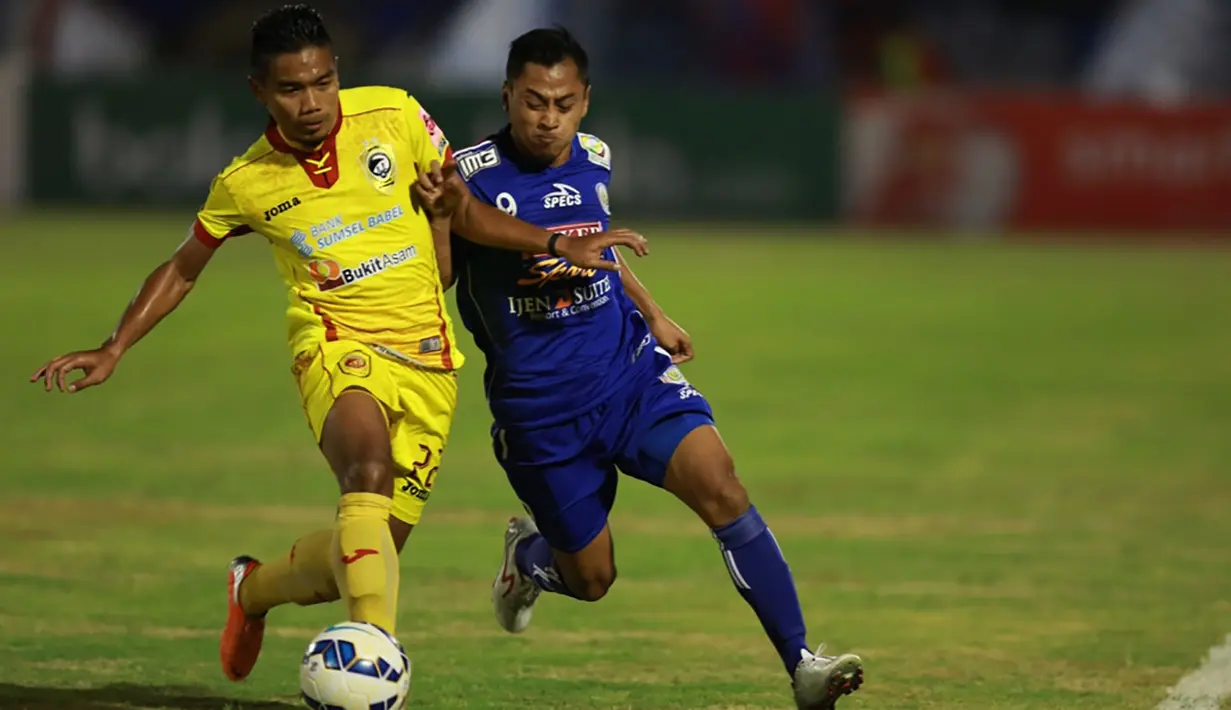 Striker Arema Cronus, Samsul Arif berusaha melewati pemain Sriwijaya FC, Wildansyah pada babak semi final Piala Presiden di Stadion Manahan, Solo, Minggu (11/10/2015). Sriwijaya unggul agregat 3-2. (Bola.com/Nicklas Hanoatubun)