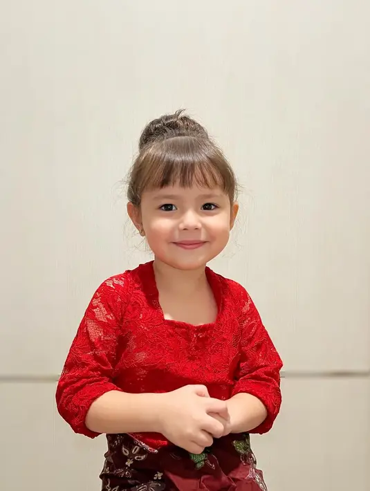 Chloe, anak Asmirandah, tampil manis kenakan kutubaru merah. Dipadukan dengan kain Batik merah marun dan high bun yang rapi [@asmirandah89]