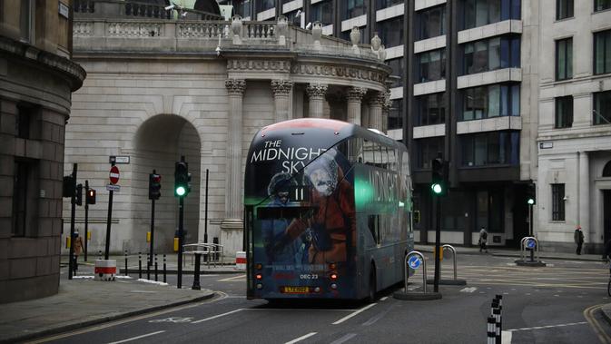 Sebuah bus melewati distrik keuangan pada pagi pertama penerapan lockdown nasional ketiga di Kota London, Inggris, 5 Januari 2021. Inggris menerapkan lockdown nasional ketiga untuk membendung lonjakan infeksi COVID-19 yang mengancam rumah sakit. (AP Photo/Matt Dunham)