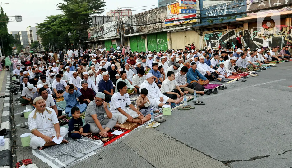 Pelaksanaan Idul Adha 1446 Hijriah berlangsung aman, tertib, dan penuh kekhidmatan. (Liputan6.com/Herman Zakharia)