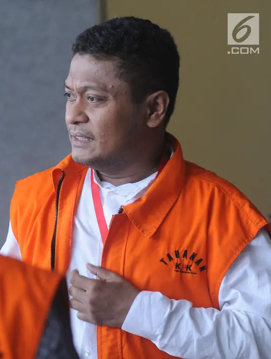 Bupati Buton Selatan nonaktif Agus Feisal Hidayat (kanan) saat tiba di Gedung KPK, Jakarta, Jumat (22/6). KPK menahan Agus Feisal karena diduga menerima suap proyek di wilayah Kabupaten Buton Selatan. (Merdeka.com/Dwi Narwoko)