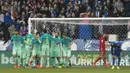 Para pemain Barcelona merayakan gol yang dicetak Luis Suarez ke gawang Alaves. Hingga pekan ke-22, Barca tercatat sebagai tim yang paling produktif di Liga Spanyol dengan 61 gol. (EPA/Jose Ramon Gomez)