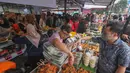 Sebagaimana diketahui. momentum Ramadan dimanfaatkan pedagang baik tetap maupun musiman untuk meraih rejeki tambahan dengan meningkatkan penjualan takjil. Tampak dalam foto, aktivitas jual beli di Pasar Takjil Ramadan, Bendungan Hilir (Benhil), Jakarta, Senin (23/2/2026). (merdeka.com/Arie Basuki)