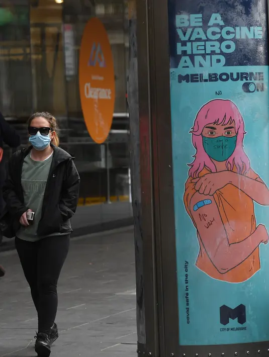 Seorang perempuan melewati tanda grafiti yang mendorong orang untuk divaksinasi di kawasan pusat bisnis Melbourne, Rabu (11/8/2021). Lima juta orang di kota terbesar kedua di Australia tersebut akan tetap berada di bawah perintah tinggal di rumah, setidaknya selama seminggu lagi. (William WEST/AFP)