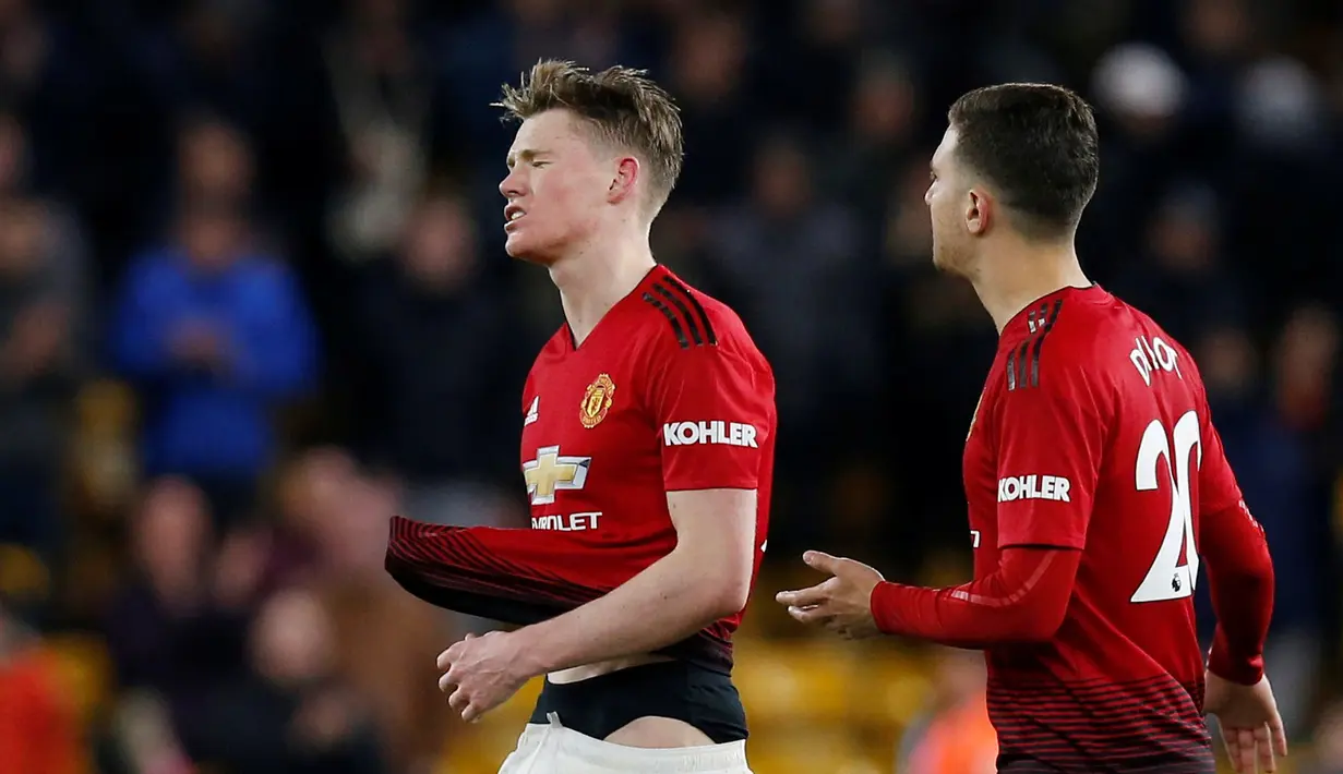 Pemain Manchester United Scott McTominay terlihat sedih setelah kalah dari Wolverhampton Wanderers pada laga pekan ke-33 Liga Inggris di Stadion Molineux, Wolverhampton, Inggris, Selasa (2/4). (Reuters/Andrew Yates)