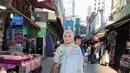 Selebgram Ayana Moon tampil manis dalam balutan jaket jeans dan rok floral. Untuk hijab, Ayana memilih hijab bermotif warna biru yang senada dengan jaketnya. (Instagram/xolovelyayana).