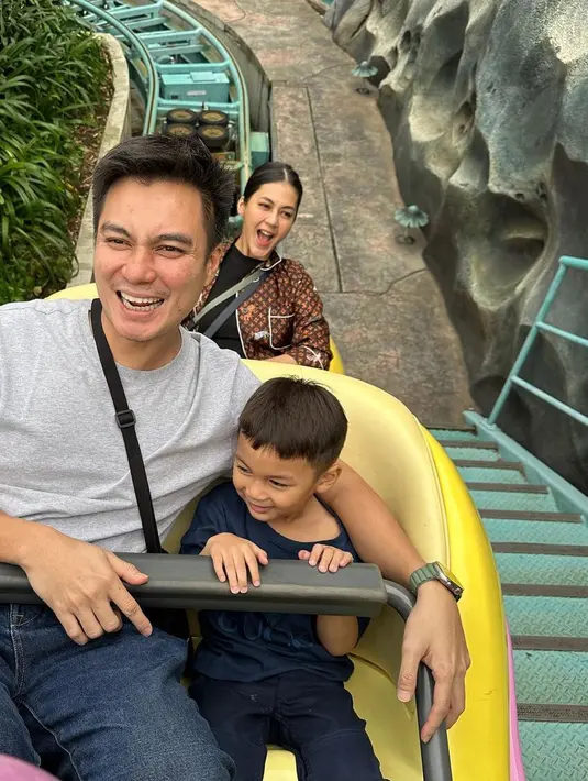 <p>Baim Wong juga membagikan beberapa momen menikmati waktu bersama dua anaknya. Mengunjungi area bermain untuk membahagiakan kedua putranya. [Instagram/baimwong]</p>