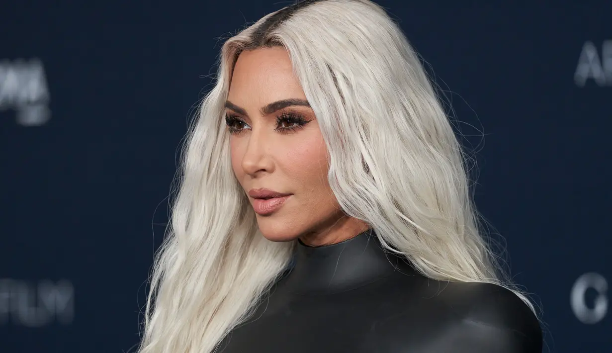 Kim Kardashian tiba pada acara LACMA Art+Film Gala di Los Angeles County Museum of Art, Los Angeles, Amerika Serikat, 5 November 2022. Kim Kardashian tampil glamor saat menghadiri LACMA Art+Film Gala yang bertabur bintang. (AP Photo/Allison Dinner)