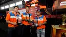Tiga pebasket Pelita Jaya Energi Mega Persada Jakarta, Ponsianus Nyoman Indrawan, Adhi Pratama Prasetyo Putra dan Kelly Purwanto (kiri ke kanan) berfoto usai menerima NBL Awards 2015 di Jakarta, Jumat (1/5/2015). (Liputan6.com/Helmi Fithriansyah)