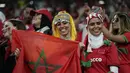 Para fans wanita Maroko tersenyum menunggu dimulainya pertandingan grup F Piala Dunia 2022 antara Kanada dan Maroko di Stadion Al Thumama di Doha, Qatar, Kamis, 1 Desember 2022. (AP Photo/Frank Augstein)
