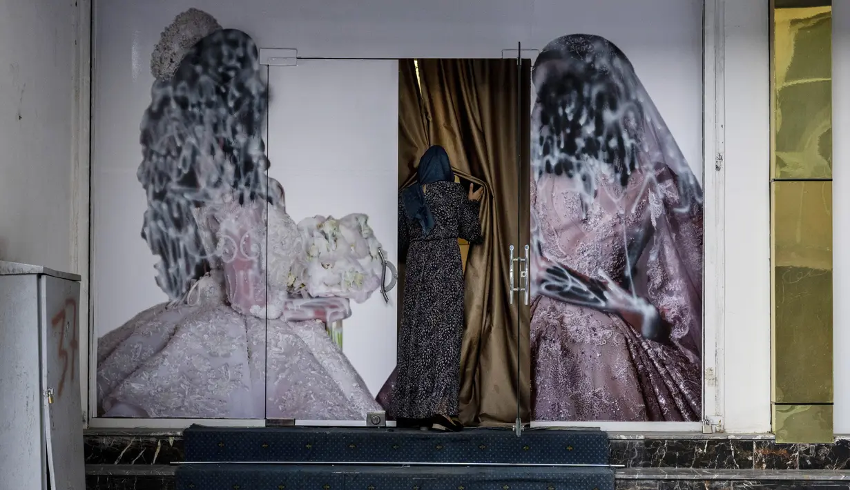 Perintah ini akan memaksa penutupan ribuan bisnis yang dijalankan oleh wanita - yang seringkali merupakan satu-satunya sumber pendapatan bagi rumah tangga - dan melarang salah satu dari sedikit kesempatan yang tersisa bagi mereka untuk bersosialisasi di luar rumah. (AP Photo/Bernat Armangue, File)