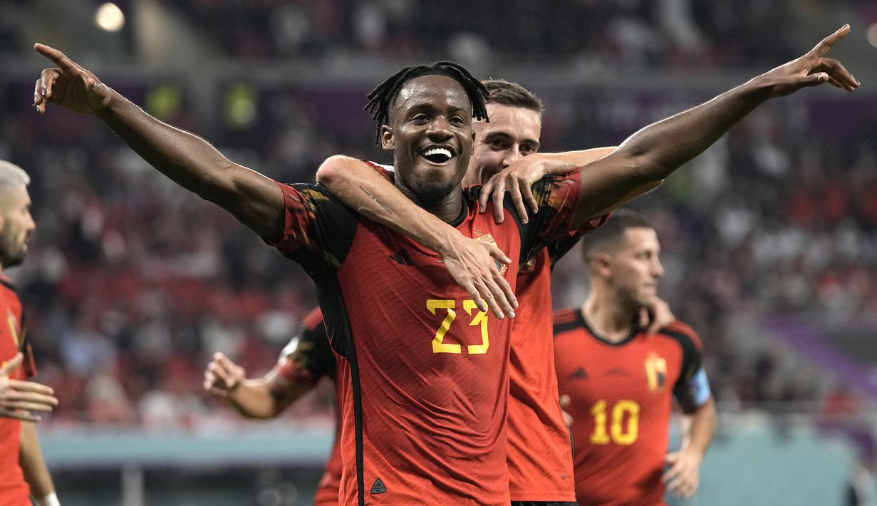 Timnas Belgia sukses memenangi laga perdananya di Grup F Piala Dunia 2022 dengan menekuk Kanada 1-0, Kamis (24/11/2022) dini hari WIB. Dalam laga yang digelar di Ahmad Bin Ali Stadium, Doha, Qatar, pasukan Roberto Martinez beruntung memiliki kiper tangguh dalam sosok Thibaut Courtois yang mampu menggagalkan sebuah eksekusi penalti Kanada. Sementara striker Michy Batshuayi menjadi penentu kemenangan dengan golnya di penghujung babak pertama. (AP/Hassan Ammar)