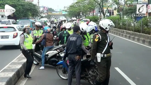 Operasi Zebra yang dilakukan oleh Polresta Depok diwarnai dengan melawan arus dari pengendara motor yang menghindari razia polisi