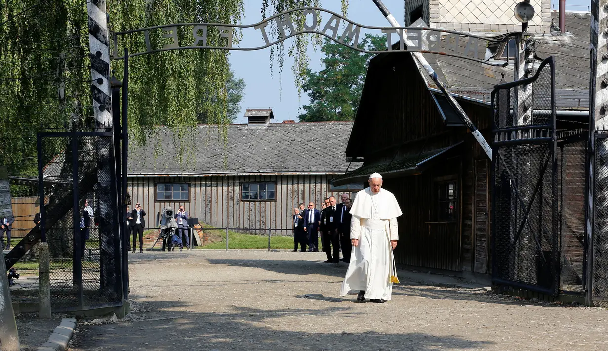 Paus Fransiskus berjalan menuju kamp konsentrasi Nazi Auschwitz di Oswiecim, Polandia, Jumat (29/7). Paus Fransiskus mengunjungi kamp konsentrasi Nazi Auschwitz-Birkenau yang telah menewaskan 1 juta Yahudi. (REUTERS / David W Cerny)