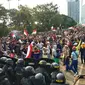 Demo massa berseragam putih abu-abu dan pramuka terjadi di kawasan Palmerah, Jakarta Pusat. (Liputan6.com/Ady Anugrahadi)