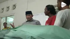 Seorang tukang parjir kehilangan anaknya dalam insiden drama Surabaya Membara yang merekan tonton dari Jembatan viaduck sementara sang istri mengalami patah tulang