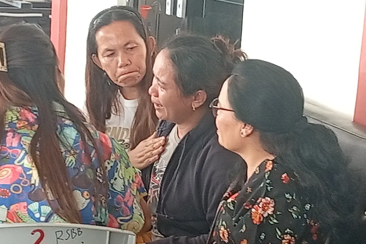  Polisi Muda Tewas di Batam, DiduOrang tua dari polisi muda bernama Natanael Simanungkalit. (Liputan6.com/Ajang Nurdin)ga Dipicu Kekalahan Senior Saat Main Sepak Bola.