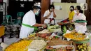 Umat Hindu Dhama menyiapkan banten menjelang Hari Raya Nyepi Tahun Baru Saka 1943 dalam  kawasan pura di Pura Amerta Jati Cinere, Depok, Jumat (12/03/2021). Perayaan nyepi tahun ini menerapkan protokol kesehatan untuk mencegah penularan virus covid-19. (merdeka.com/Arie Basuki)