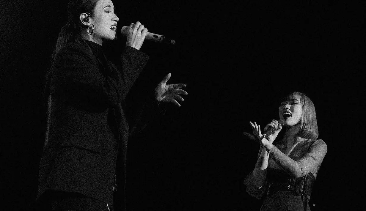 Duo diva ini kembali tampil satu panggung menyajikan duet maut yang bikin penonton terpukau. [@raisa6690]