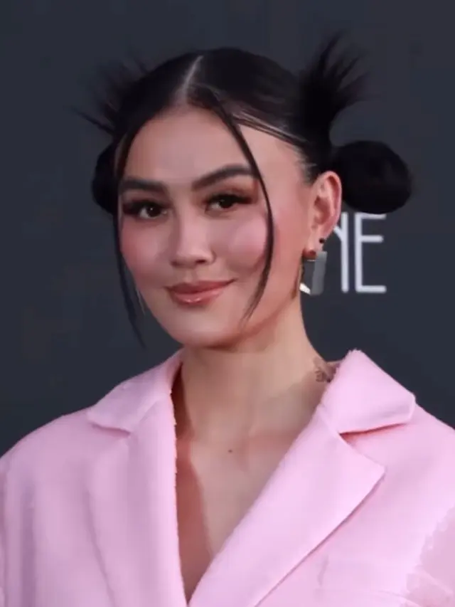 Gaya Keren Agnez Mo di Billboard Korea dengan Blazer Pink, Tampil Mencolok di Antara KPop Idol yang Pakai Outfit Serba Hitam