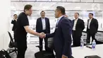 Ketua Dewan Pertimbangan Kadin Anindya Novyan Bakrie (kanan) disaksikan Menko Kemaritiman dan Investasi Luhut Binsar Pandjaitan (tengah) berjabat tangan dengan pendiri SpaceX dan Tesla, Elon Musk di pabrik Tesla terbesar di Giga Factory Texas,  Amerika Serikat, Selasa (26/4/2022). Pertemuan tersebut mengajak Tesla agar bisa bekerjasama dengan Indonesia untuk penyediaan dan pemrosesan Nikel sebagai bahan baku pembuatan Battery Cell yang berlandaskan ESG (Environment, Social and Government). (Liputan6.com/HO/Kadin)
