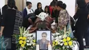 Sejumlah kerabat berdoa disamping jenazah penyanyi senior Eddy Silitonga di rumah duka RS Fatmawati, Jakarta, Kamis (25/8). Belum lama ini, Eddy Silitonga memang tengah menjalani perawatan di RS karena penyakit jantung. (Liputan6.com/Immanuel Antonius)