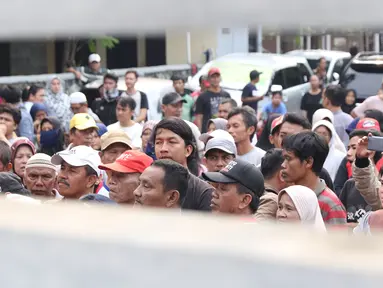 Warga berkerumun di depan lokasi pembunuhan wanita yang ditemukan tewas di dalam lemari di kawasan Mampang, Jakarta, Jumat (23/11). Polres Jaksel menggelar rekonstruksi setelah penyidik menggali keterangan pelaku. (Liputan6.com/Helmi Fithriansyah)